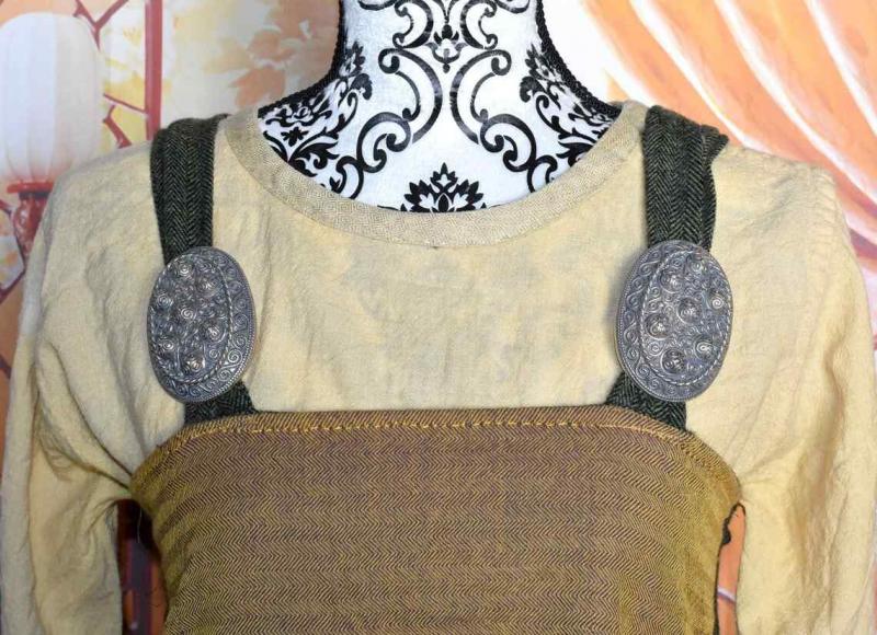 Haithabu Schildkrötfibel Set P51 aus Bronze am Wikingerkleid